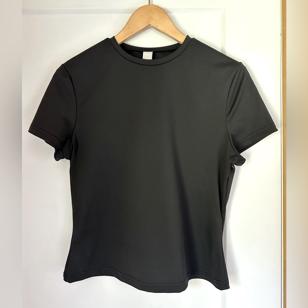 MUSERA black tshirt size L